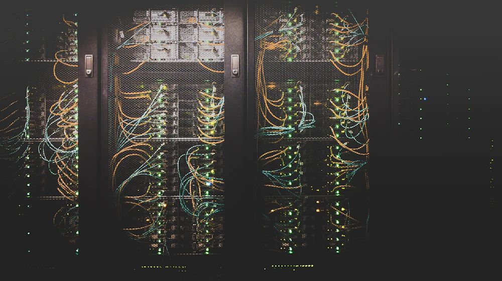 Servidores de dados alinhados em um data center